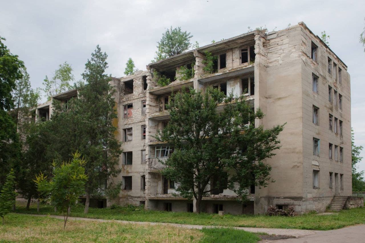 Демонтаж аварийного общежития в п. Красное